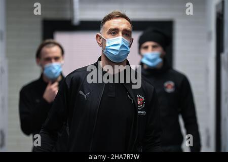 Derby, Großbritannien. 11th Dez 2021. Richard Keogh #26 von Blackpool kommt am 12/11/2021 im Pride Park in Derby, Großbritannien an. (Foto von Mark Cosgrove/News Images/Sipa USA) Quelle: SIPA USA/Alamy Live News Stockfoto