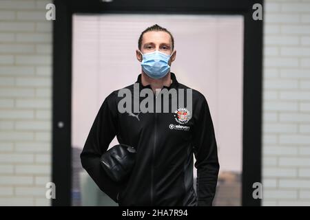 Derby, Großbritannien. 11th Dez 2021. James Husband #3 von Blackpool kommt am 12/11/2021 im Pride Park in Derby, Großbritannien an. (Foto von Mark Cosgrove/News Images/Sipa USA) Quelle: SIPA USA/Alamy Live News Stockfoto