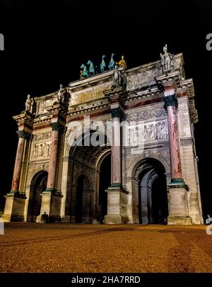Der Arc de Triomphe du Carrousel in Paris. Französisches Denkmal zum Gedenken an Napoleons militärische Siege. Stockfoto