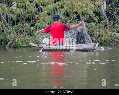 Pebas, Peru - Dez, 2017: Portrait eines peruanischen Mannes, ein Bewohner des Amazonas-Regenwaldes, der mit einem kleinen Holzboot auf dem Amazonas fischt Stockfoto