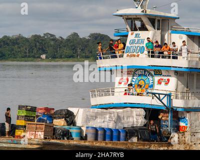 Amazonas, Peru - 12. Dez 2017: Frachtschiff mitten im Amazonas, Amazonien, Südamerika Stockfoto