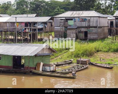Caballococha, Peru - 11. Dez 2017: Holzhäuser auf Stelzen in einer kleinen Stadt am Ufer des Amazonas auf dem Weg von Santa Rosa nach Iquitos. Amazonien. Stockfoto