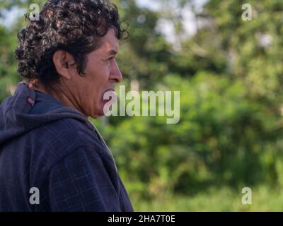 Jungle, Brasilien - Dez, 2017: Portrait eines Mannes mit roter Haut im Amazonas-Dschungel. Amazonien. Südamerika. Stockfoto