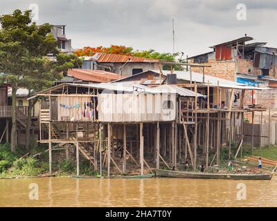 Caballococha, Peru - 11. Dez 2017: Holzhäuser auf Stelzen in einer kleinen Stadt am Ufer des Amazonas auf dem Weg von Santa Rosa nach Iquitos. Amazonien. Stockfoto