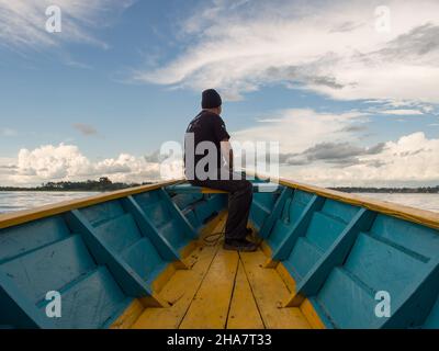 Tabatinga, Brasilien - Dez 2017: Lokaler Guide navigiert das Boot, das auf dem Amazonas-Fluss fährt. Amazonien. Lateinamerika Stockfoto