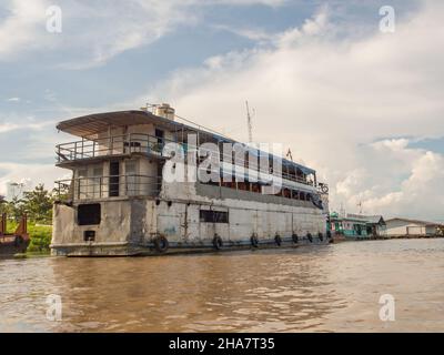 Santa Rosa, Peru - Dez, 2017: Frachtschiff auf dem Amazonas im kleinen Hafen von Santa Rosa. Amazonien. Südamerika. Stockfoto