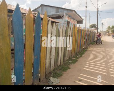 Santa Rosa, Peru - Dezember 2017: Farbenfroher Holzzaun entlang der Straße in einer kleinen Stadt am Amazonas. Amazon. Lateinamerika Stockfoto