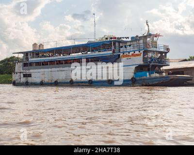 Santa Rosa, Peru - Dez, 2017: Frachtschiff auf dem Amazonas im kleinen Hafen von Santa Rosa. Amazonien. Südamerika. Stockfoto