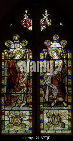 Buntglasfenster in Groton Church, Suffolk, England, UK c 1880 zwei Engel Denkmal für die ersten beiden Frauen von John Winthrop Stockfoto