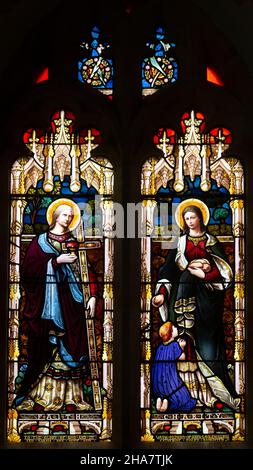 Ostfenster aus Buntglas in Groton Church, Suffolk, England, UK c 1883 von J, Cameron, Figures of Faith and Charity Stockfoto