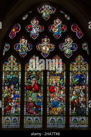 Ostfenster aus Buntglas in Groton Church, Suffolk, England, Großbritannien c 1875 John Winthrop Memorial, Gründer von Boston, von Cox und Son Stockfoto