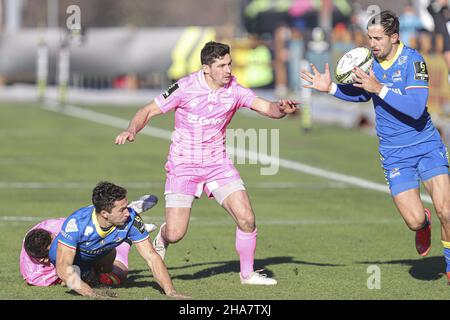 Parma, Italien. 11th Dez 2021. Mattia Bellini (Zebre) nimmt eine große Abladung von Jacopo Trulla während Zebre Rugby Club vs Biarritz Olympique, Rugby Challenge Cup in Parma, Italien, Dezember 11 2021 Kredit: Unabhängige Fotoagentur/Alamy Live Nachrichten Stockfoto