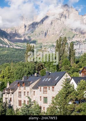 Blick auf Tramacastilla, Valle de Tena, Huesca, Aragon, Spanien. Auf der Rückseite montieren Sie die Peña Telera. Stockfoto