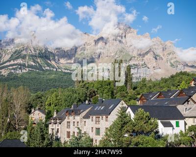 Blick auf Tramacastilla, Valle de Tena, Huesca, Aragon, Spanien. Auf der Rückseite montieren Sie die Peña Telera. Stockfoto