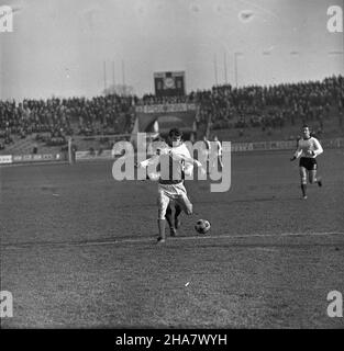 Bytom, 1969-11-16. W rozgrywkach i ligi pi³ki no¿nej na bytomskim stadionie dru¿yna z Bytomia Polonia pokona³a warszawsk¹ Legiê 3:2. Bramki dla Polonii zdobyli Konrad Bajger (z wolnego), Ryszard Grzegorczyk i Pawe³ Orzechowski a dla pokonanych Robert Gadocha i Kazimierz Deyna. NZ. akcja na boisku, zawodnik legii Lucjan Brychczy, zawodnicy Polonii w ciemnych koszulach z jasnymi rêkawami. uu PAP/Stanis³aw Jakubowski Bytom, 16. November 1969. Fußball. Polonia Bytom (dunkle Hemden) schlug Legia Warszawa 3:2 zu Hause in einem 1st-Division-Spiel. Tore für Polonia: Konrad Bajger (Freistoß), Ryszard Grzego Stockfoto