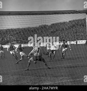 Bytom, 1969-11-16. W rozgrywkach i ligi pi³ki no¿nej na bytomskim stadionie dru¿yna z Bytomia Polonia pokona³a warszawsk¹ Legiê 3:2. Bramki dla Polonii zdobyli Konrad Bajger (z wolnego), Ryszard Grzegorczyk i Pawe³ Orzechowski a dla pokonanych Robert Gadocha i Kazimierz Deyna. NZ. akcja pod bramk¹ Legii, zawodnicy Polonii w ciemnych koszulach z jasnymi rêkawami. uu PAP/Stanis³aw Jakubowski Bytom, 16. November 1969. Fußball. Polonia Bytom (dunkle Hemden) schlug Legia Warszawa 3:2 zu Hause in einem 1st-Division-Spiel. Tore für Polonia: Konrad Bajger (Freistoß), Ryszard Grzegorczyk und Pawel Orzechows Stockfoto