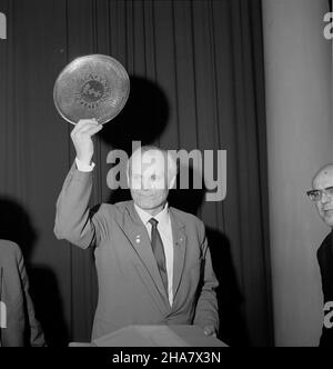 Gdynia, 1969-11-16. Uroczystoœæ odznaczenia kpt. Leonida Teligi (C), ¿eglarza, który odby³ rejs dooko³a œwiata na jachcie Opty (25.01.1967-5.04.1969), medalem Zas³u¿onym Ziemi Gdañskiej. Odznaczenie przekaza³ wiceprzewodnicz¹cy Wojewódzkiej Rady Narodowej Henryk Œliwowski (P czêœciowo widoczny). uu PAP/Janusz Uklejewski Gdynia, 16. November 1969. Dekoration des Kapitäns Leonid Teliga (Mitte), des Seemanns, der seine Opty-Yacht um die Welt segelte (Jan 25, 1967-5. April 1969) mit einer Medaille der Region Danzig. Die Medaille wurde vom stellvertretenden Leiter des Nationalrats der Provinz Henryk Sliwowski (r Stockfoto