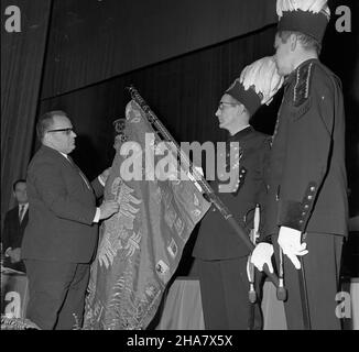 Katowice, 1969-11-17. W Domu Kultury kopalni Wieczorek odby³ siê XIV Zwyczajny Zjazd Delegatów Stowarzyszenia in¿ynierów i Techników Górnictwa. Zjazd obradowa³ pod has³em: In¿ynierowie i Technicy Górnictwa realizuj¹ uchwa³y II i IV Plenum KC PZPR. Obrady zainaugurowa³ prezes SIiTG, Minister górnictwa i energetyki Jan Mitrêga. NZ. przyjêcie pocztu sztandarowego kopalni Wieczorek. uu PAP/Kazimierz Seko Katowice, 17. November 1969. Der Culture Club der Wieczorek Mine war Gastgeber des Delegiertenkongresses 14th der Mining Engineers' and Technicans' Society. Der Slogan des Kongresses lautete: Mining Engineer Stockfoto