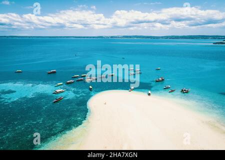 Luftaufnahme von Prison Island, Sansibar, Tansania, in der Nähe von Stone Town, mit umliegender Strand und Booten. Getöntes Bild. Stockfoto