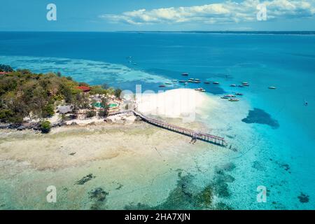 Luftaufnahme von Prison Island, Sansibar, Tansania, in der Nähe von Stone Town, mit umliegender Strand und Booten. Getöntes Bild. Stockfoto