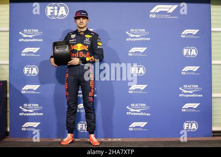 VERSTAPPEN Max (NED), Red Bull Racing Honda RB16B, Portrait Pole Position Pirelli Award während des Formel 1 Etihad Airways Abu Dhabi Grand Prix 2021, 22th Lauf der FIA Formel 1 Weltmeisterschaft 2021 vom 10. Bis 12. Dezember 2021 auf dem Yas Marina Circuit, in Yas Island, Abu Dhabi - Foto Antonin Vincent / DPPI Stockfoto