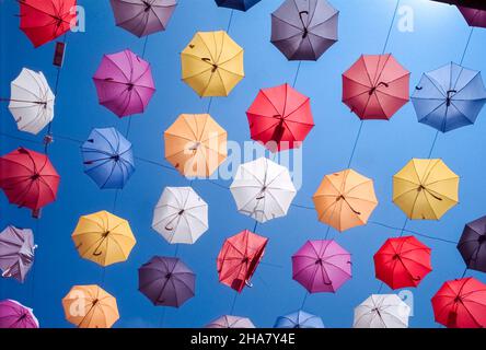 Bunte Schirme gegen blauen Himmel, Türkei Stockfoto