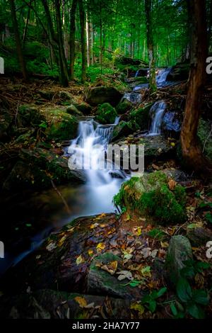 Wandern zu den Nagelsteiner Wasserfällen in den bayerischen Wäldern Stockfoto