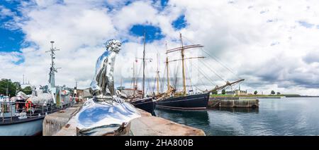 Helsingoer: Polierte Stahlskulptur Han (He), Kulturhavn Kronborg, Hafen, Segelschiffe, Schloss Kronborg, In Helsingoer, Seeland, Sjaelland, D Stockfoto