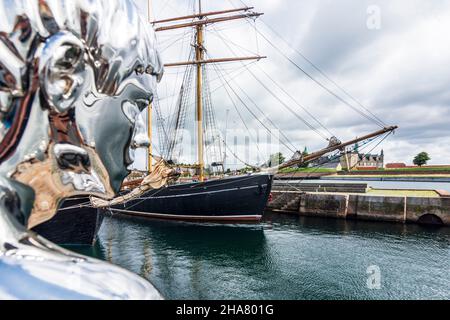 Helsingoer: Polierte Stahlskulptur Han (He), Kulturhavn Kronborg, Hafen, Segelschiffe, Schloss Kronborg, In Helsingoer, Seeland, Sjaelland, D Stockfoto