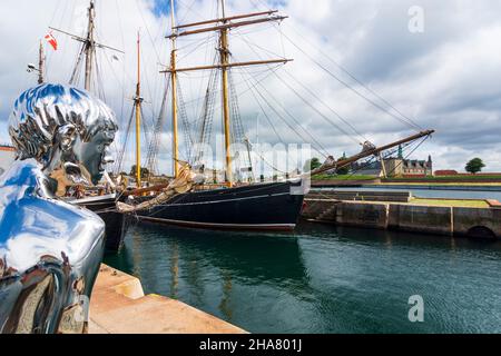 Helsingoer: Polierte Stahlskulptur Han (He), Kulturhavn Kronborg, Hafen, Segelschiffe, Schloss Kronborg, In Helsingoer, Seeland, Sjaelland, D Stockfoto