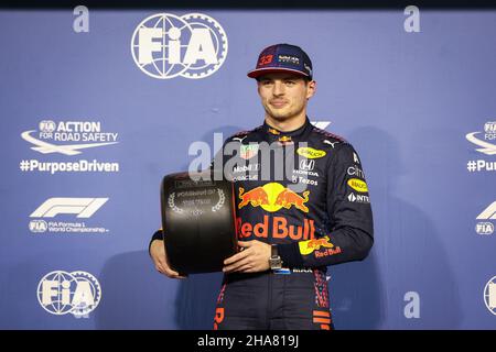 VERSTAPPEN Max (NED), Red Bull Racing Honda RB16B, Portrait Pole Position Pirelli Award während des Formel 1 Etihad Airways Abu Dhabi Grand Prix 2021, 22th Lauf der FIA Formel 1 Weltmeisterschaft 2021 vom 10. Bis 12. Dezember 2021 auf dem Yas Marina Circuit, in Yas Island, Abu Dhabi - Foto: Antonin Vincent/DPPI/LiveMedia Stockfoto