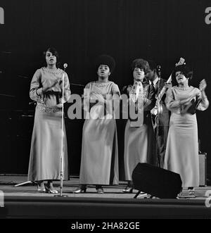 Warszawa, 1969-11-19. Koncert zespo³u Patterson Singers w Sali Kongressowej Pa³acu Kultury i Nauki. Zespó³, œpiewaj¹cy muzykê Gospel i Soul, podczas pobytu w Polsce tworzyli: Robert Patterson (Lider zespo³u), Jennie Spivey, Ruth Williamas, Marvis Brooks, Evelyn Miles i Lovestine Eason. NZ. Wokalistki zespo³u podczas koncertu. mta PAP/Tadeusz ZagoŸdziñski Warschau, 19. November 1969. Das Konzert der Patterson Singers Band in der Kongresshalle des Palast der Kultur und Wissenschaft. Die Band, die Gospel und Soul sang, wurde - während ihrer Zeit in Polen - von Robert Patterson (der Bandleaderin), Jennie Spiv, gegründet Stockfoto