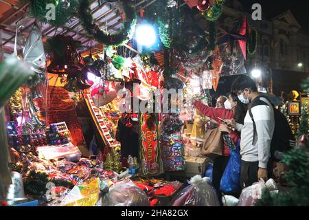 Kalkutta, Indien. 10th Dez 2021. Ein Verkäufer arrangiert am 10. Dezember 2021 Weihnachtsdekorationen an seinem Stand auf einem Markt in Kalkutta, Indien. (Foto von Dipa Chakraborty/Pacific Press/Sipa USA) Quelle: SIPA USA/Alamy Live News Stockfoto