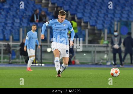 Rom, Italien. 09th Dez 2021. Toma Baši? Der SS LAZIO im Einsatz während des UEFA Europa League-Spiels der Gruppe E zwischen Lazio Roma und Galatasaray A? Im Stadio Olimpico am 9th. Dezember 2021 in Rom, Italien. (Foto: Domenico Cippitelli/Pacific Press/Sipa USA) Quelle: SIPA USA/Alamy Live News Stockfoto