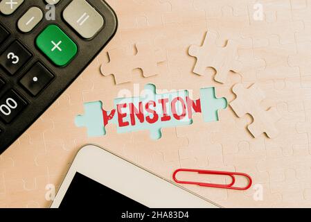 Textschild mit Pension. Business-Ansatz Einkommen Senioren verdienen nach dem Ruhestand spart für ältere Jahre Aufbau eines unfertigen weißen Stichsäge-Muster Stockfoto