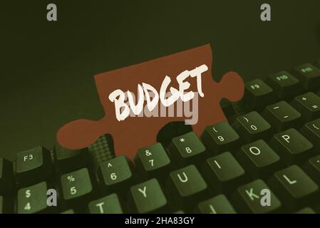 Textschild mit Budgetaufschrift. Internet-Konzept eine Schätzung der Einnahmen und Ausgaben für einen bestimmten Zeitraum, der schriftliche Notizen auf Einen Computer überträgt Stockfoto