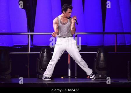 Joe Jonas von den Jonas Brothers tritt während der Z100 iHeart Radio Jingle Ball 2021 Show im Madison Square Garden in New York, NY, am 10. Dezember 2021 auf. (Foto von Anthony Behar/Sipa USA) Stockfoto