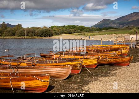 Großbritannien, Cumbria, Allerdale, Keswick, Derwentwater, Ruderboote am Seeufer Stockfoto