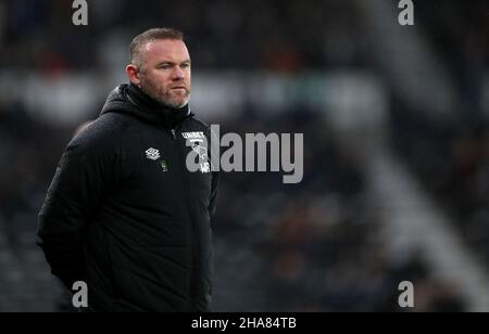 Derby County-Manager Wayne Rooney auf der Touchline während des Sky Bet Championship-Spiels im Pride Park Stadium, Derby. Bilddatum: Samstag, 11. Dezember 2021. Stockfoto