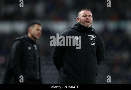 Derby County-Manager Wayne Rooney auf der Touchline während des Sky Bet Championship-Spiels im Pride Park Stadium, Derby. Bilddatum: Samstag, 11. Dezember 2021. Stockfoto