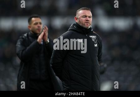 Derby County-Manager Wayne Rooney auf der Touchline während des Sky Bet Championship-Spiels im Pride Park Stadium, Derby. Bilddatum: Samstag, 11. Dezember 2021. Stockfoto