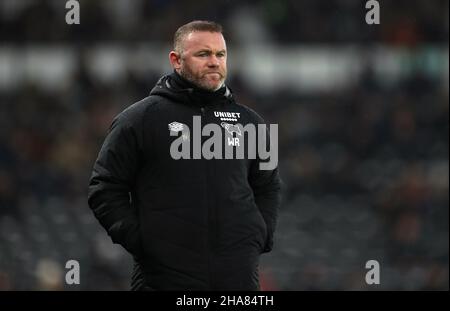 Derby County-Manager Wayne Rooney auf der Touchline während des Sky Bet Championship-Spiels im Pride Park Stadium, Derby. Bilddatum: Samstag, 11. Dezember 2021. Stockfoto
