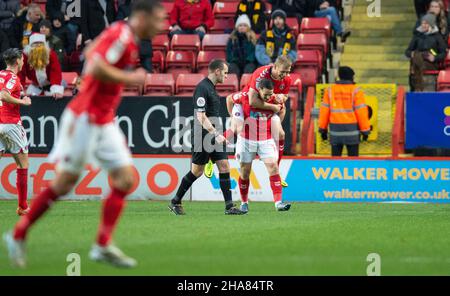 London, Großbritannien. 11th Dez 2021. Conor Washington von Charlton Athletic (14) feiert, nachdem er das Eröffnungstreffer mit Jayden Stockley von Charlton Athletic während des Spiels der Sky Bet League 1 zwischen Charlton Athletic und Cambridge United am 11. Dezember 2021 in The Valley, London, England, erzielt hat. Foto von Alan Stanford/Prime Media Images. Quelle: Prime Media Images/Alamy Live News Stockfoto