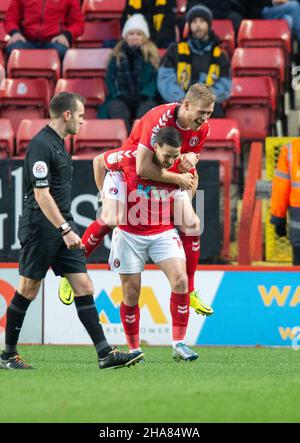 London, Großbritannien. 11th Dez 2021. Conor Washington von Charlton Athletic (14) feiert, nachdem er das Eröffnungstreffer mit Jayden Stockley von Charlton Athletic während des Spiels der Sky Bet League 1 zwischen Charlton Athletic und Cambridge United am 11. Dezember 2021 in The Valley, London, England, erzielt hat. Foto von Alan Stanford/Prime Media Images. Quelle: Prime Media Images/Alamy Live News Stockfoto