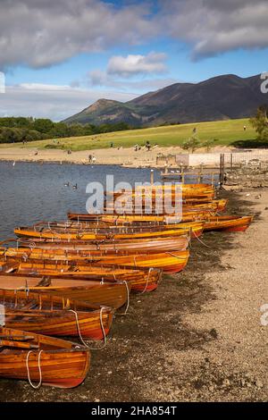 Großbritannien, Cumbria, Allerdale, Keswick, Derwentwater, Ruderboote am Seeufer Stockfoto