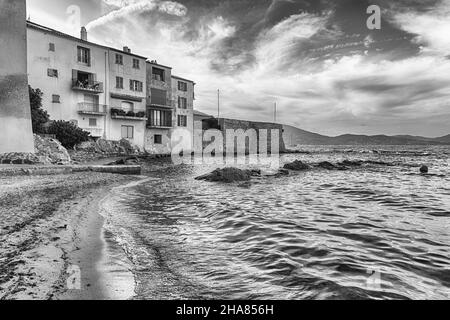 Der malerische Strand La Ponche im Zentrum von Saint-Tropez, Cote d'Azur, Frankreich. Die Stadt ist ein weltweit berühmter Ferienort für den europäischen und amerikanischen Jet Set A Stockfoto