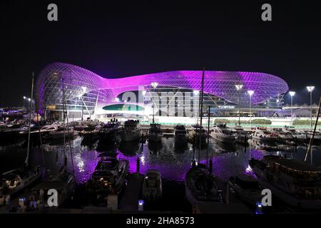 Abu Dhabi, Abu Dhabi. 11th Dez 2021. Rundkurs-Atmosphäre - Hotel und Hafen. Abu Dhabi Grand Prix, Samstag, 11th. Dezember 2021. Yas Marina Circuit, Abu Dhabi, VAE. Quelle: James Moy/Alamy Live News Stockfoto