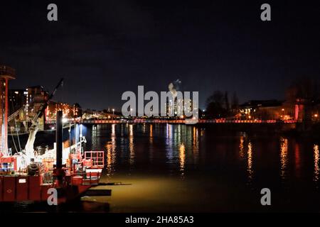 Auf dem Fluss Clyde in Glasgow, Blick von der Brücke auf den Fluss in Glasgow Stockfoto