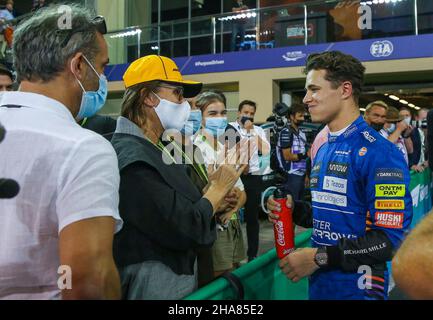 Yas Marina Circuit, Yas Island, 11. Dezember 2021 Lando Norris (GBR), McLaren MCL35ML P3 Glückwünsche von Mutter und Vater während der FORMEL 1 ETIHAD AIRWAYS ABU DHABI GRAND PRIX 2021 Vereinigte Arabische Emirate Phil Duncan Stockfoto
