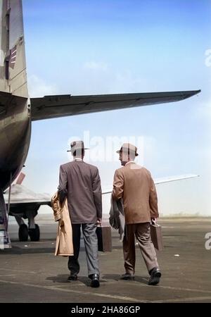 1950S ZWEI MÄNNER GESCHÄFTSLEUTE MIT HÜTEN, DIE MÄNTEL UND AKTENTASCHEN TRAGEN, GEHEN ZUSAMMEN AN BORD DES PROPELLER-FLUGZEUGS - A3136C DEB001 HARS VERKÄUFER PASSAGIERE JOBS FLUG ERWACHSEN PERSONENVERKEHR KOPIEREN RAUM FREUNDSCHAFT IN VOLLER LÄNGE ERWACHSEN MÄNNER FLÜGEL VERTRAUEN FÜHRUNGSKRÄFTE TRANSPORT WEISSEN KRAGEN FLÜGEL BERUF VERKAUF SPAZIERGÄNGE ZWEI MÄNNER KARRIERE IN RICHTUNG ASPHALT RÜCKANSICHT LUFTFAHRT BERUFE GESCHÄFT MANN GESCHÄFT MÄNNER GESCHÄFT LEUTE VERBINDUNG VON HINTER GESCHÄFTSLEUTEN GESCHÄFTSLEUTE MOBILITÄT TRANSPORTE DEB001 MÄNNLICHE BINDUNG ZURÜCK ANSICHT KOMMERZIELLE LUFTFAHRT MID-ADULT PROFESSIONALS VERKÄUFER Stockfoto